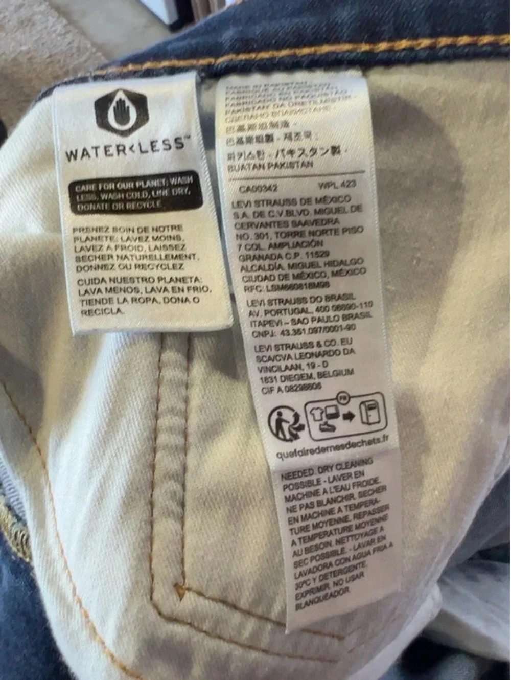 Levis great lightly